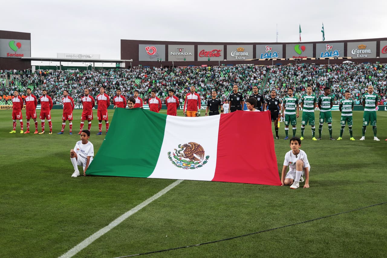 El protocolo en el Estadio TSM Corona en marco del Día de la Bandera en México.