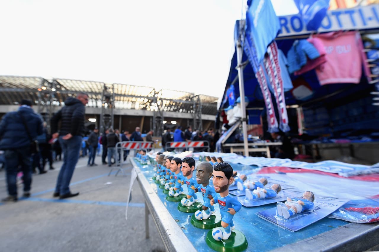 Los fanáticos le dieron su sello a la previa del duelo entre Napoli y Arsenal, donde la intensidad se mezcla con el colorido en el estadio San Paolo para el juego de vuelta de Cuartos de Final de la Europa League.