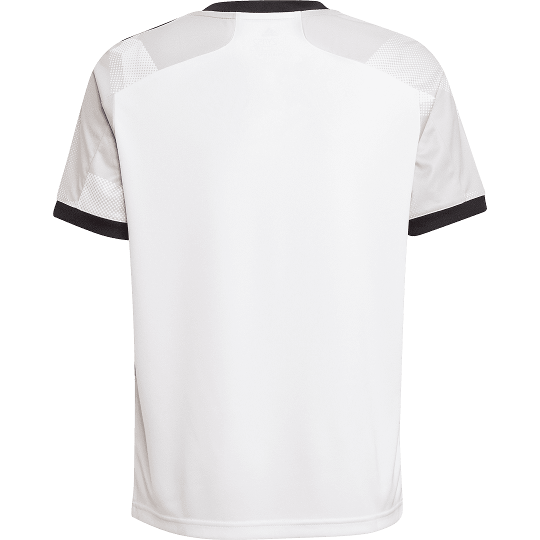 El conjunto se inspira en la arquitectura del New Crew Stadium, que incluye un diseño gris y blanco que recuerda a los ángulos típicos del estadio. Los campeones de la MLS Cup 2020 van a debutar allí en este 2021.
<br>