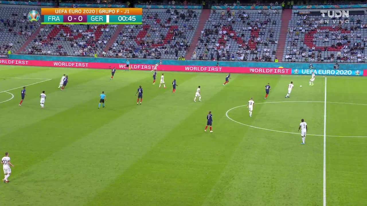 Arranca el partido y la pelota está en juego.