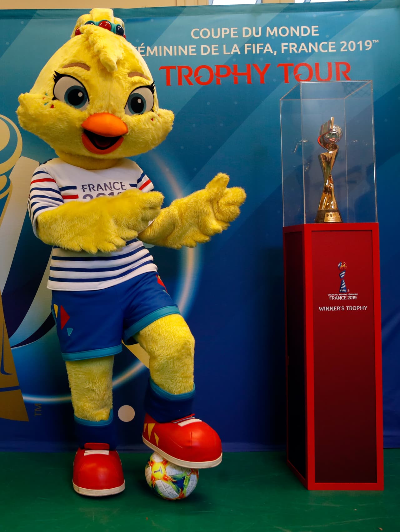 El trofeo de la Copa del Mundo Femenina 2019, a disputarse en Francia, ya está en suelo galo y tuvo su primera parada en este recorrido final en una escuela parisina junto a la mascota Ettie. Los niños fueron los más felices con esta visita y aprovecharon para tomarse fotos con ambos.