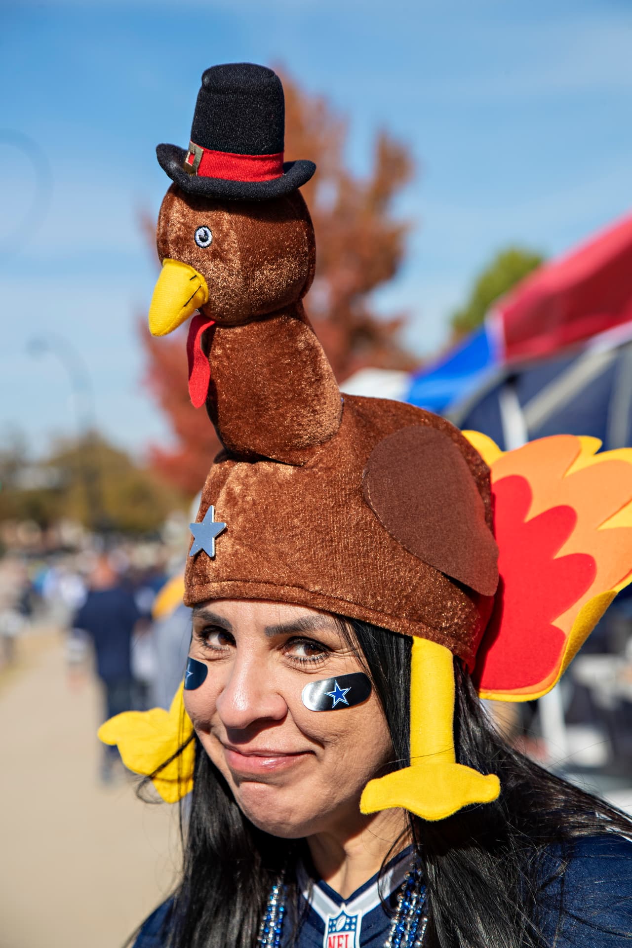 La tradición del Día de Acción de Gracias se mezcló con la fiesta del choque de Dallas Cowboys y Washington Redskins en la NFL, con mucho colorido en el AT&T Stadium en Arlington.