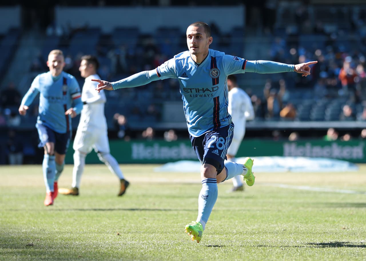 El mediocampista rumano Alexandru Mitrita (centro) anotó al minuto 29 el primer gol del juego para New York City FC.