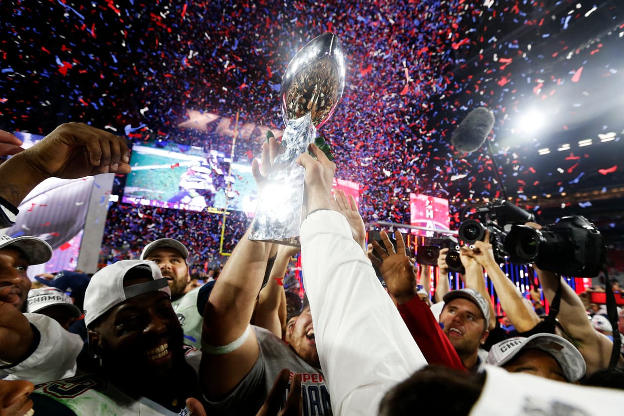 Lo jugadores de los New England Patriots ponen sus manos en el trofeo Vince Lombardi tras ganar el Super Bowl ante los Seattle Seahawks en un final no apto para cardiacos.