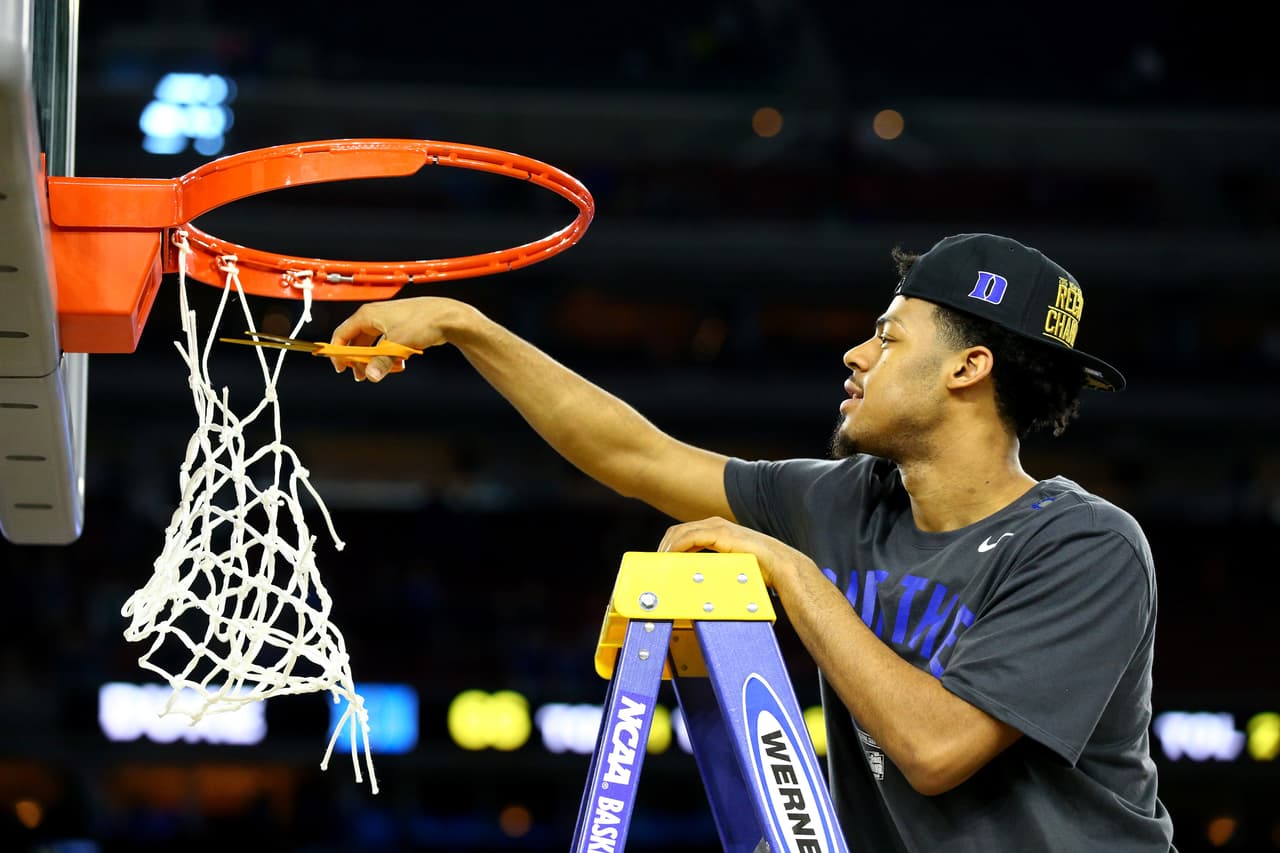 El jugador Quinn Cook corta parte de las redes de la canasta en la final del basquetbol colegial. En dicha final Duke, equipo donde juega Cook, se proclamaría campeón.