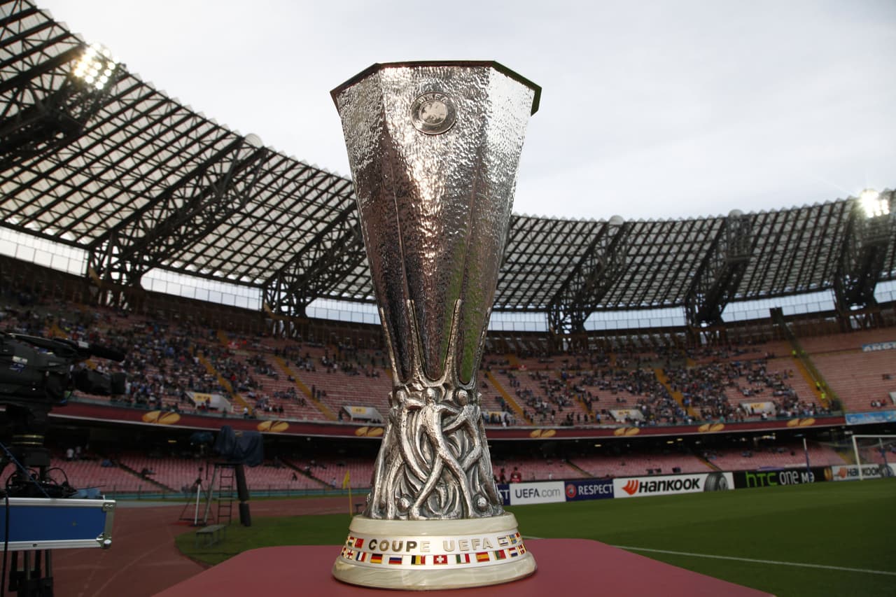 El trofeo de la Europa League posa en medio de la cancha del Estadio Nacional de Polonia, lugar donde se llevó a cabo la final de la Europa League 2014-15.