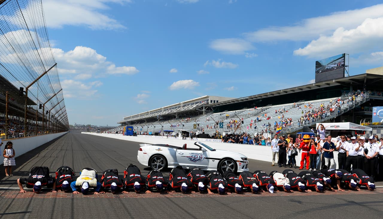 Como parte de los festejos todos los integrantes de la escudería que se encontraban a nivel de pista se hincaron a besar la línea de salida.