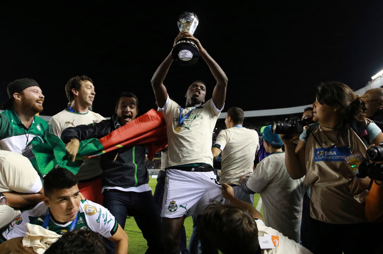 Los jugadores del Santos Laguna celebran en la cancha del Querétaro el campeonato conseguido ante los Gallos en una final atípica al llegar el séptimo y octavo lugar de la tabla general.