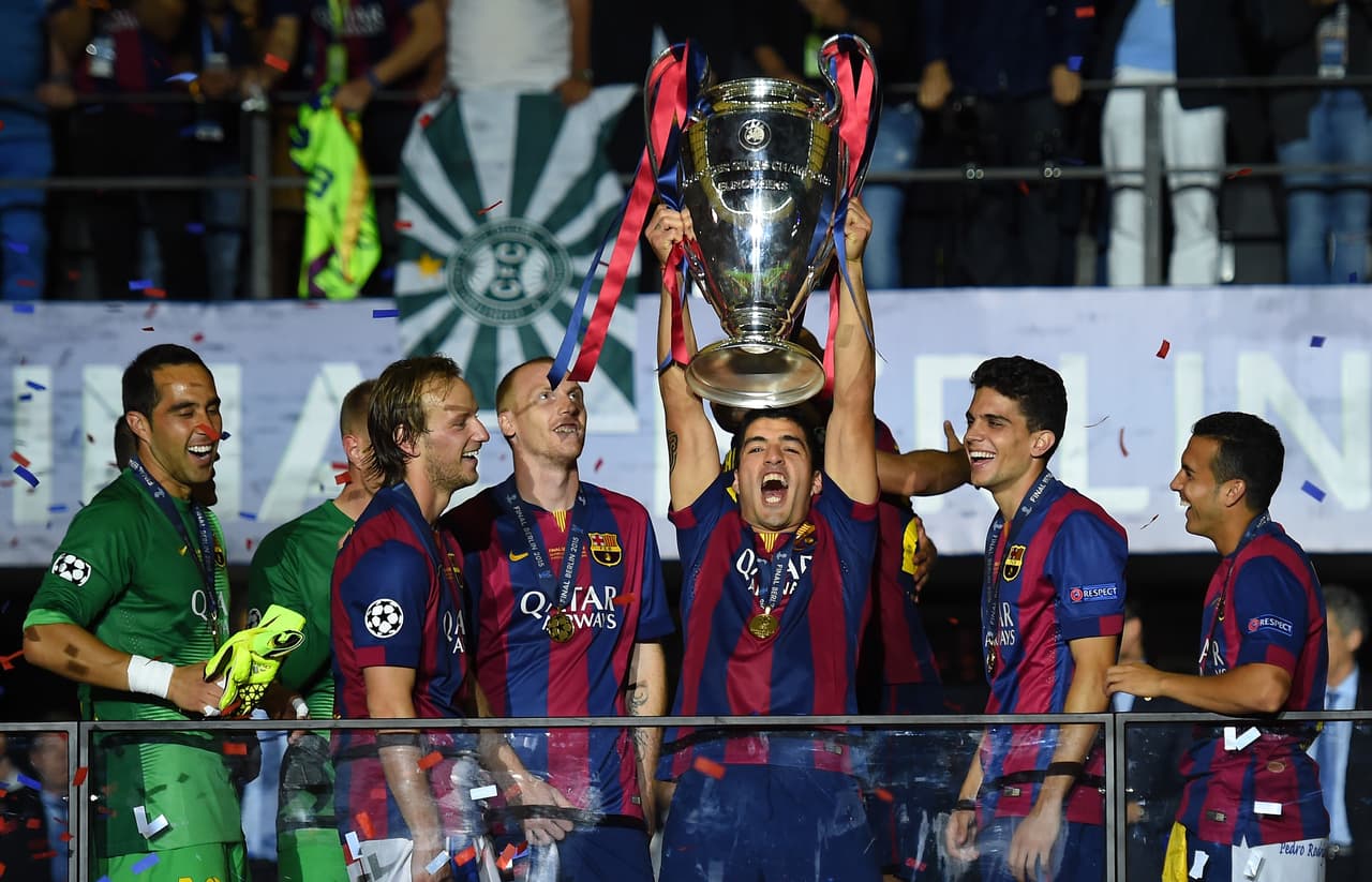 Barcelona posa con el trofeo de la Champions League que ganaron al vencer a la Juventus en la final. Dicho partido significó la despedida de Xavi Hernández del equipo azulgrana.