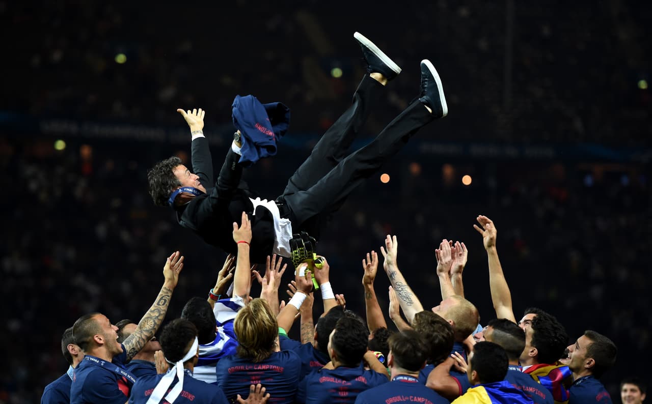 El entrenador del Barcelona, Luis Enrique, es cargado y aventado por los aires por sus jugadores tras consagrase campeones de la Champions League.
