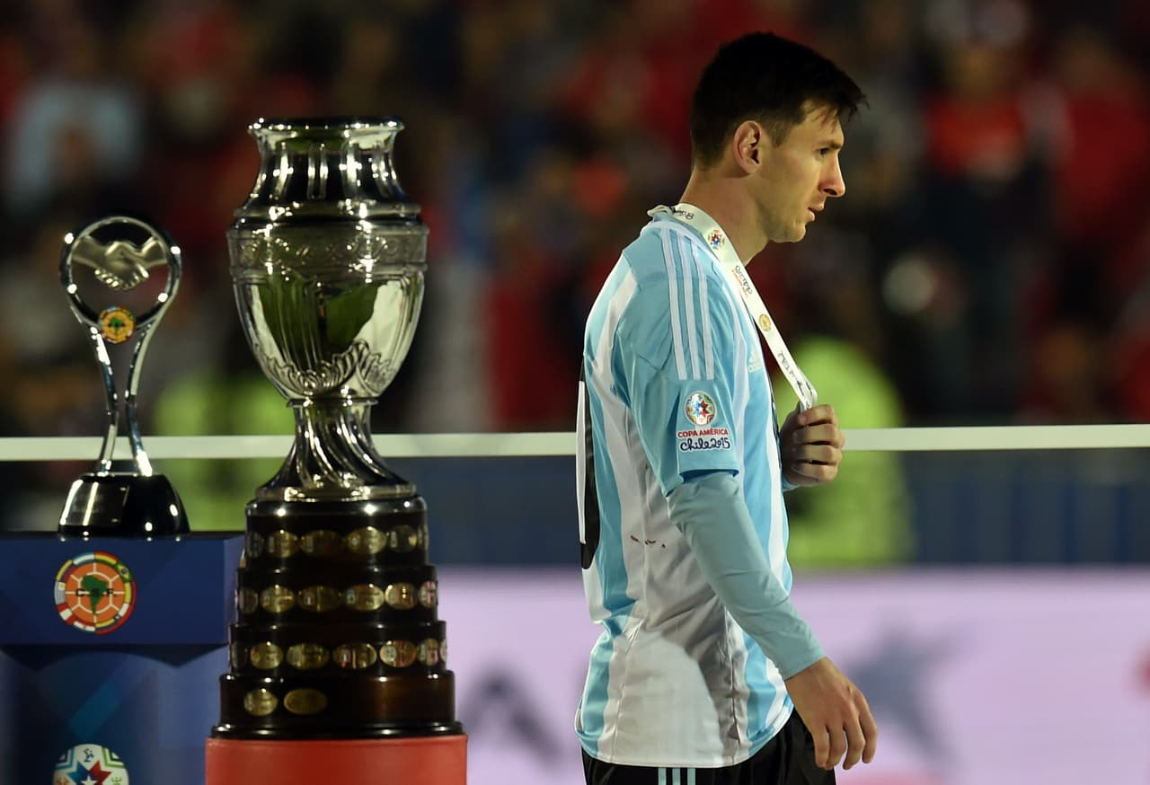 Lionel Messi pasa a lado de la Copa América portando su medalla de subcampeón luego de que Chile venciera en penales a Argentina en la final del torneo sudamericano.
