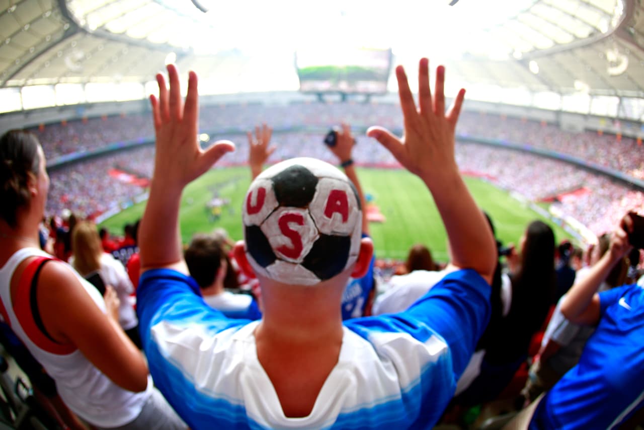 Un aficionado de Estados Unidos luce su cabeza pintada en apoyo a la selección de su país en la final del Mundial Femenil de Fútbol realizado en Toronto, en el BC Place de Vancouver.