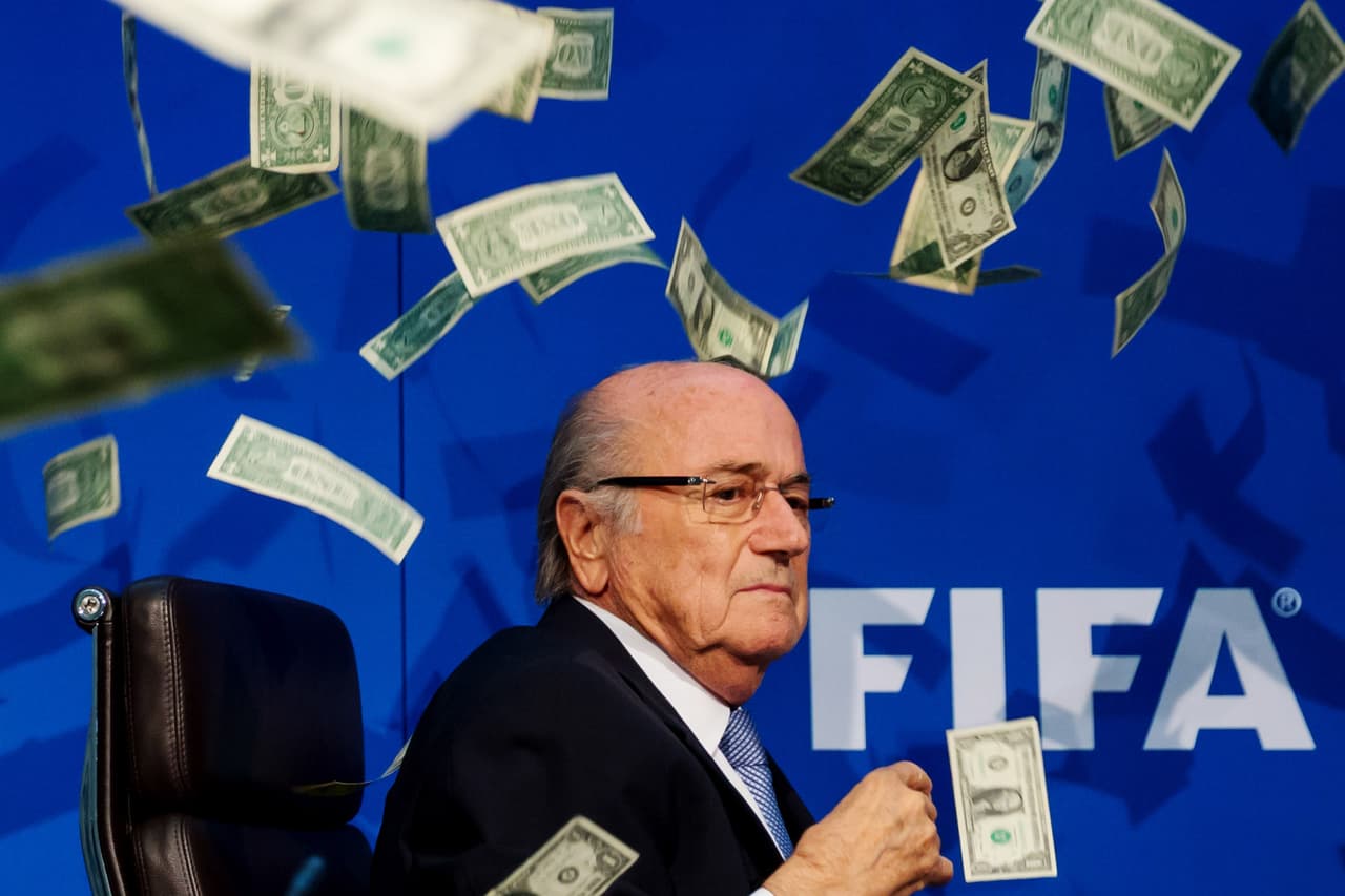 En medio de la polémica por los escándalos protagonizados por Joseph Blatter en la FIFA el cómico británico Lee Nelson le lanzó un fajo de billetes a modo de protesta y burla al ahora ex presidente del organismo de fútbol.