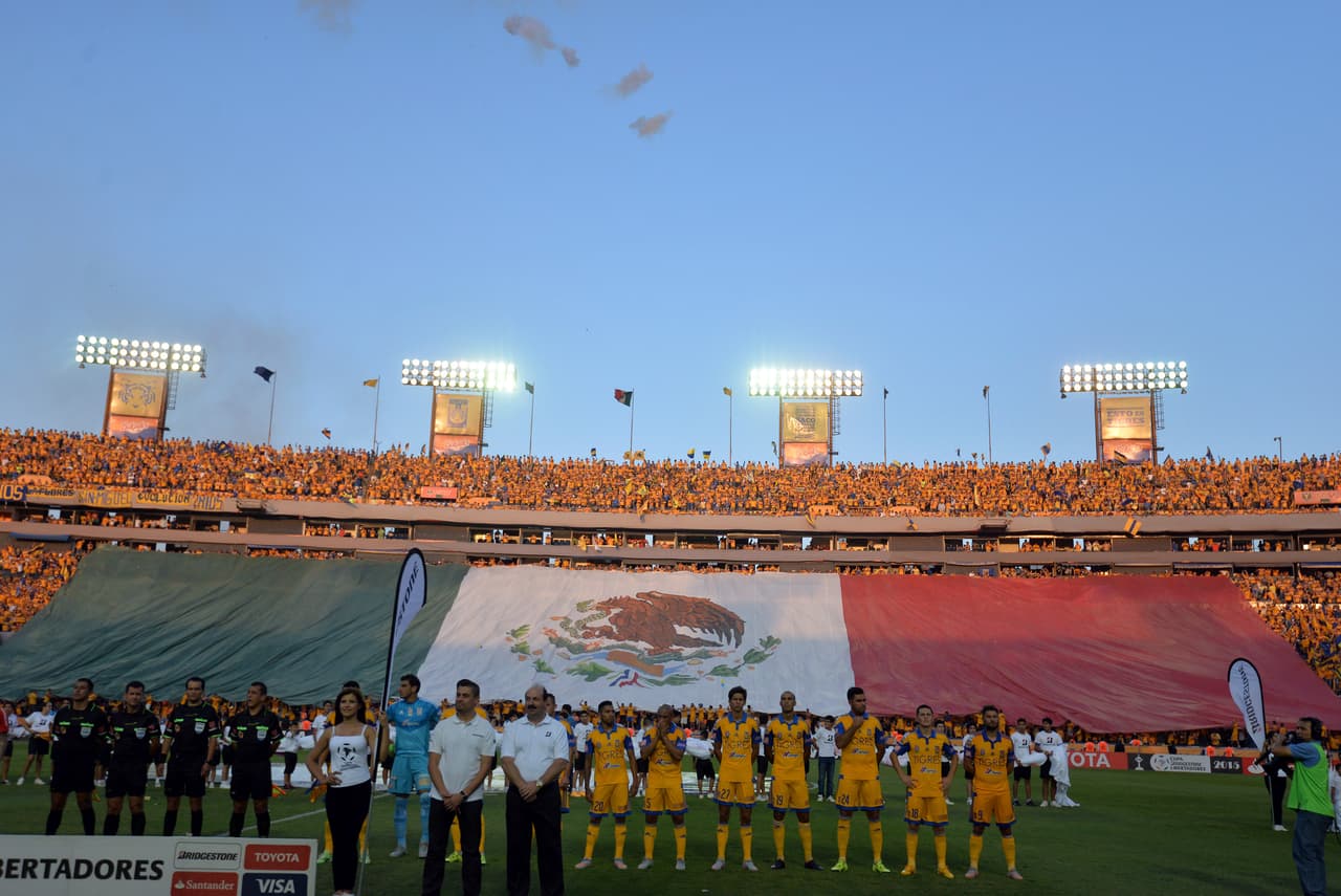 La afición de los Tigres de la UANL sacó una espectacular bandera de México en la semifinal de la Copa Libertadores en el juego que tuvieron como local ante el Internacional de Porto Alegre.