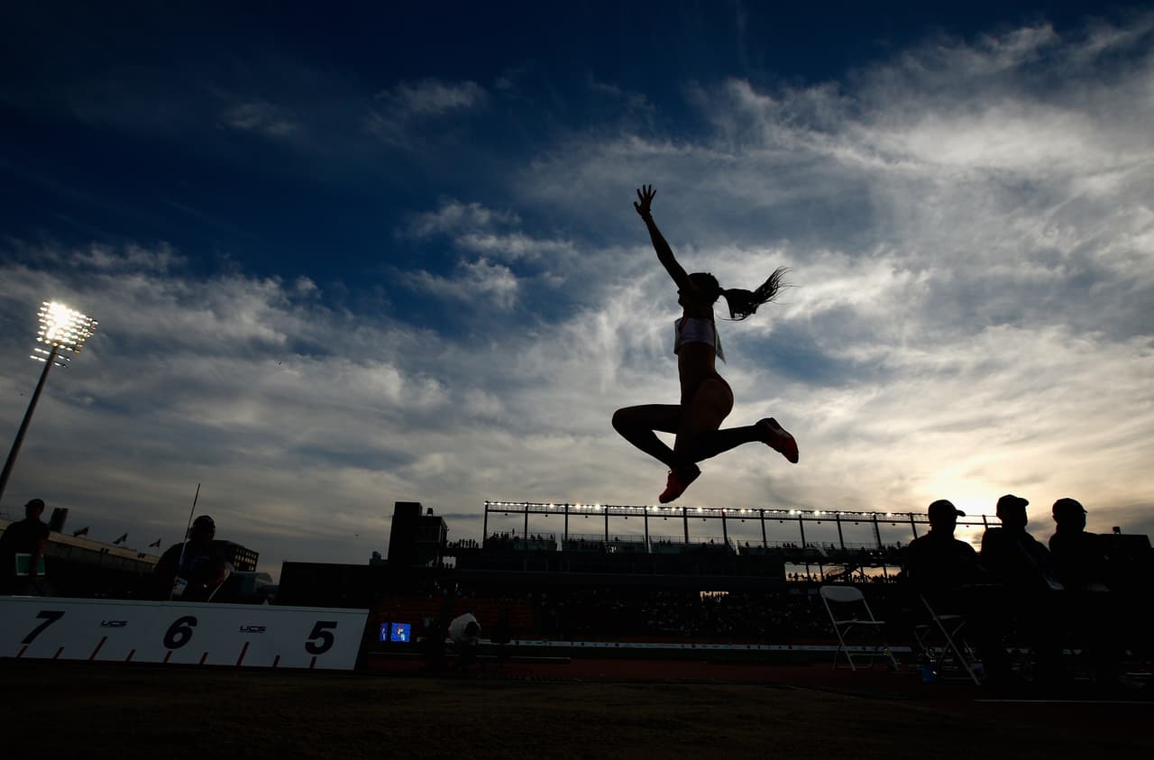 Imagen de la peruana Paola Mautino realizando un salto de larga distancia en una de las competencias que se llevaron a cabo en los Juegos Panamericanos de Toronto 2015.