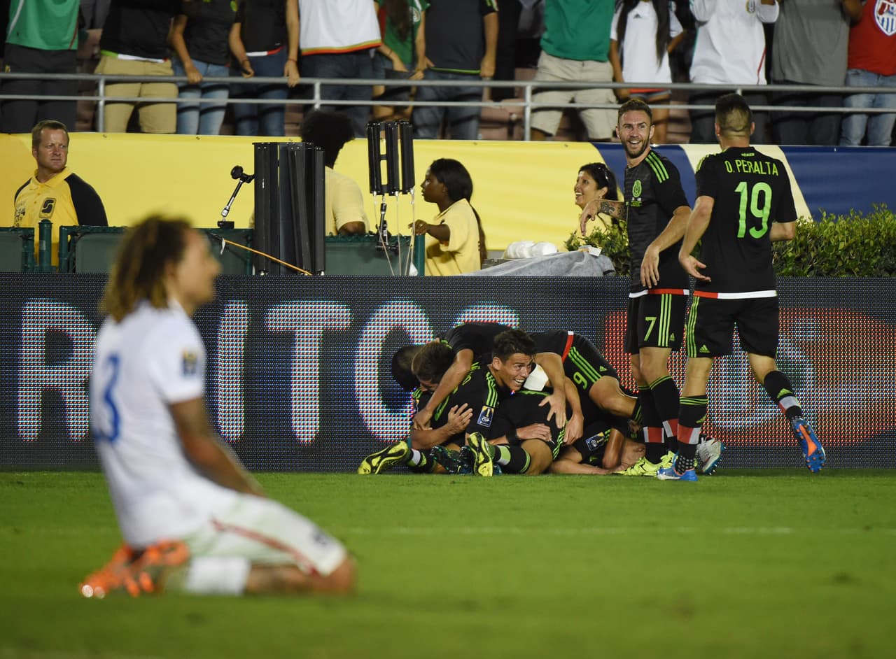 Jermaine Jones (en primer plano) luce devastado mientras los jugadores de México (al fondo) celebran el gol con el cual se coronaron campeones de la Copa Concacaf para ganar un pase a la Copa Confederaciones en Rusia.