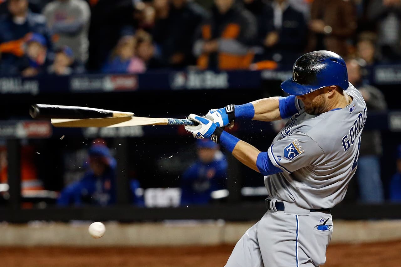 Alex Gordon conecta un imparable que terminaría en homerun para que los Reales de Kansas City empataran el partido en la novena entrada. A la postre Kansas City ganaría el juego en 14 entradas imponiendo nuevo récord de duración en un juego de Serie Mundial.