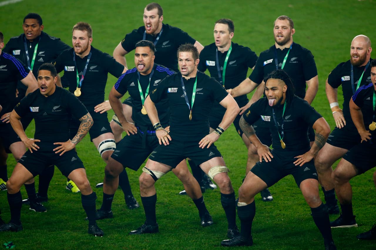 La selección de Nueva Zelanda realizó su tradicional "Haka" portando las medallas de campeón tras ganar el Mundial de Rugby.