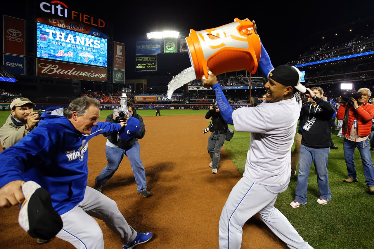 El pelotero Salvador Pérez de los Reales de Kansas City fue el encargado de darle el tradicional baño a su coach tras ganar la Serie Mundial ante los Mets de Nueva York.