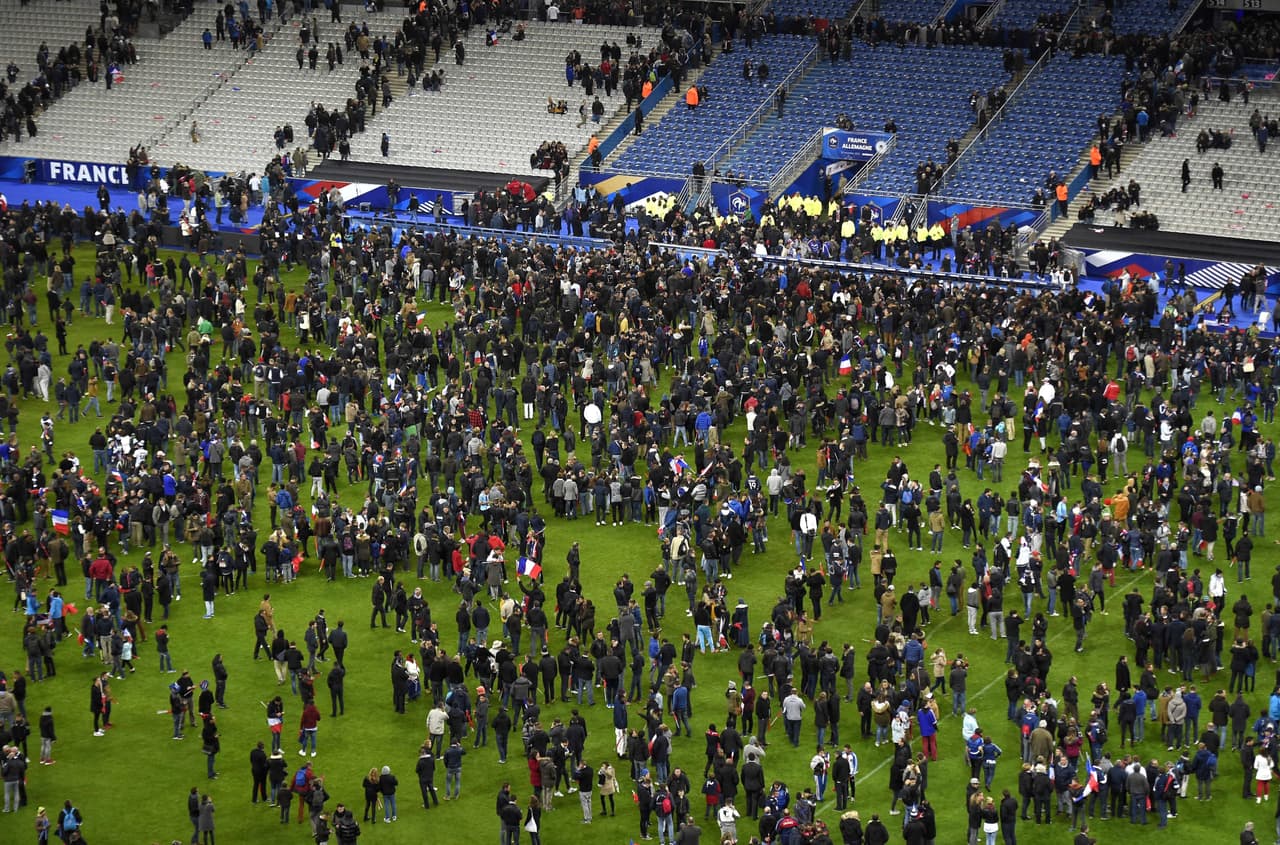 Cientos de aficionados invaden la cancha del Stade de France tras un intento de detonación de bomba y una serie de balazos que tuvieron lugar a las afueras del estadio durante el partido amistoso entre Francia y Alemania.