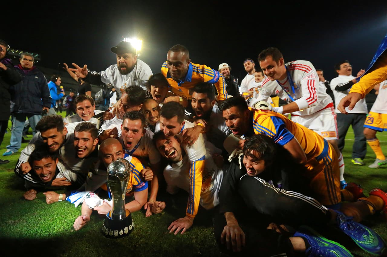 Los jugadores de Tigres se avientan hacia la copa de campeón de la Liga MX, la cual lograron en una final de infarto ante los Pumas de la UNAM.