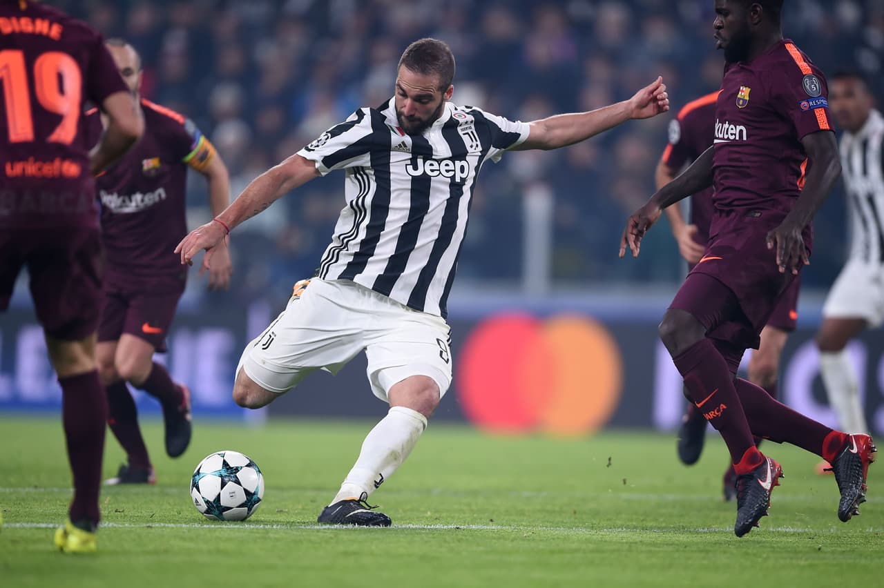 Los intentos de los delanteros juventinos fueron fácilmente dominados por la defensa visitante.