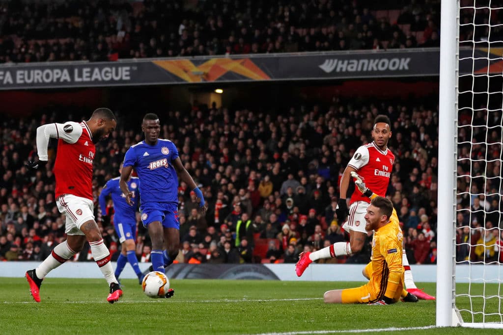 Alexandre Lacazette anota pero el gol es anulado por fuera de lugar.