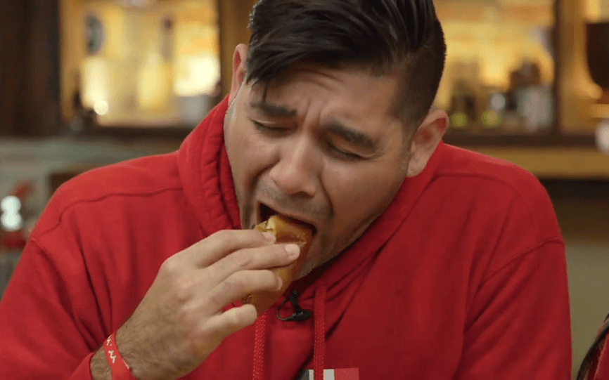 Las tres parejas participantes de la Carrera de la Copa Oro disfrutaron de un platillo típico de Cleveland, una cabeza de cerdo rostizada, en uno de sus retos para ganar el gran premio.