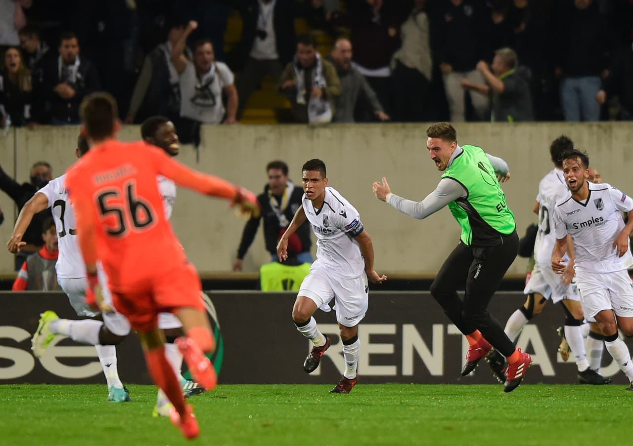Vitoria 1-0 Marsella: un solitario gol del peruano Paolo Hurtado le dio el triunfo a los Conquistadores de Portugal, el cual les da un nuevo aire en el torneo. Los franceses cedieron terreno.