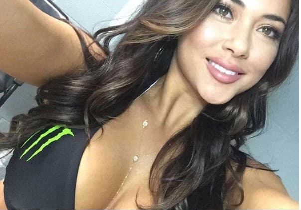 La escultural modelo distrae e informa a los fanáticos de las Artes Marciales Mixtas entre round y round.