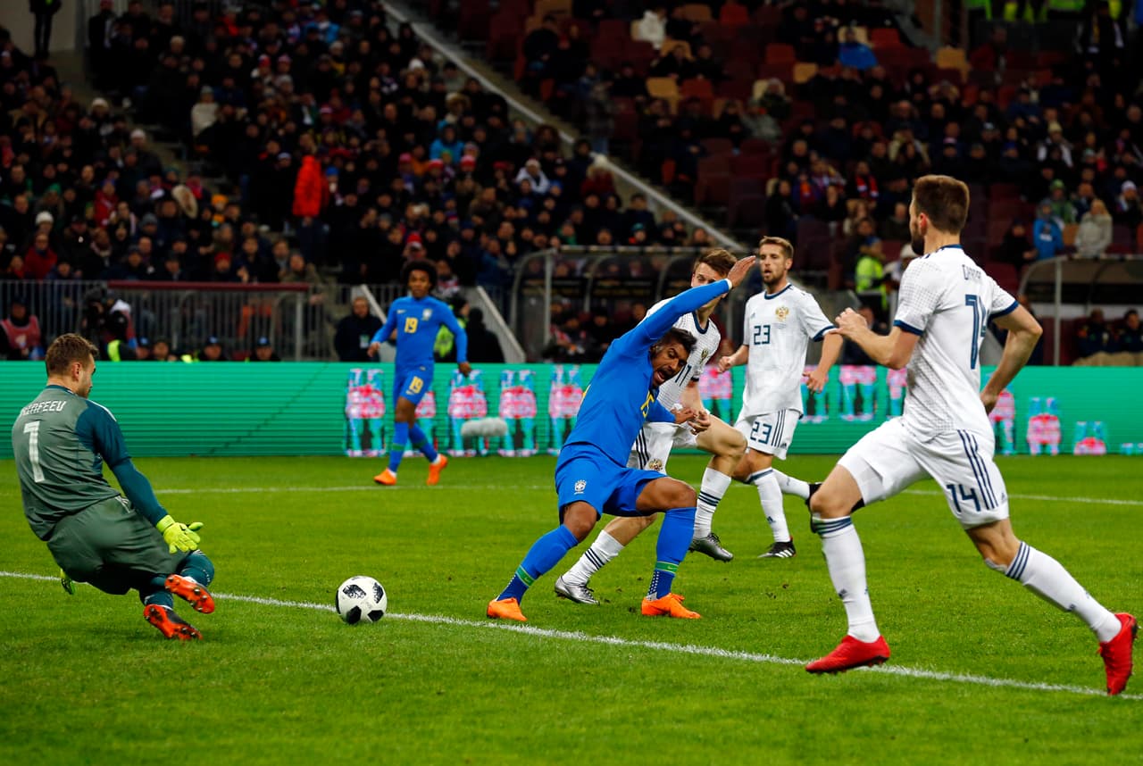 Al minuto 62, Paulinho cayó en el área y el árbitro Kulbakov sancionó penal.