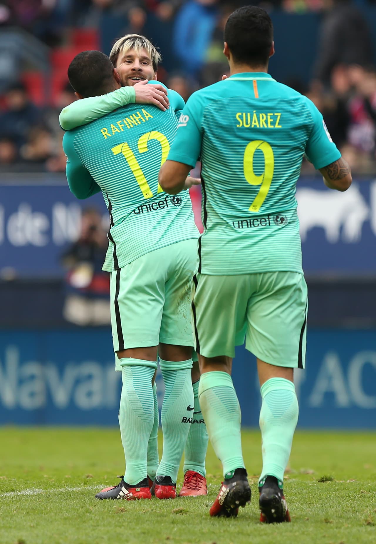 El poder latino de nuevo se hizo presente en un Barcelona que extrañaba y necesitaba de la eficacia de sus atacantes para buscar reducirle ventajas a Real Madrid.