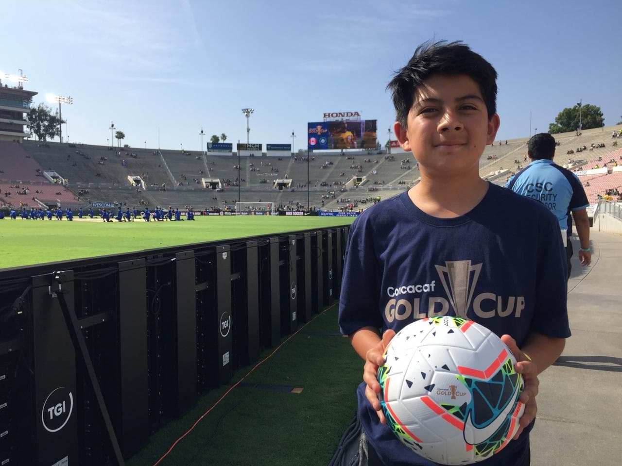 Los fanáticos mexicanos en gran número se preparan para el primer juego del Tri en la Copa Oro 2019 contra Cuba en el Rose Bowl.