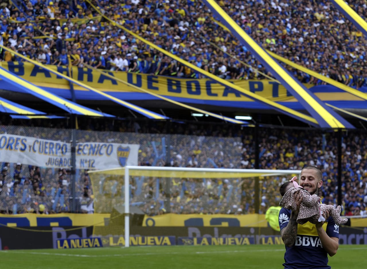 Dicen que Benedetto renunció a parte de su salario para incorporarse al Club Atlético Boca Juniors.