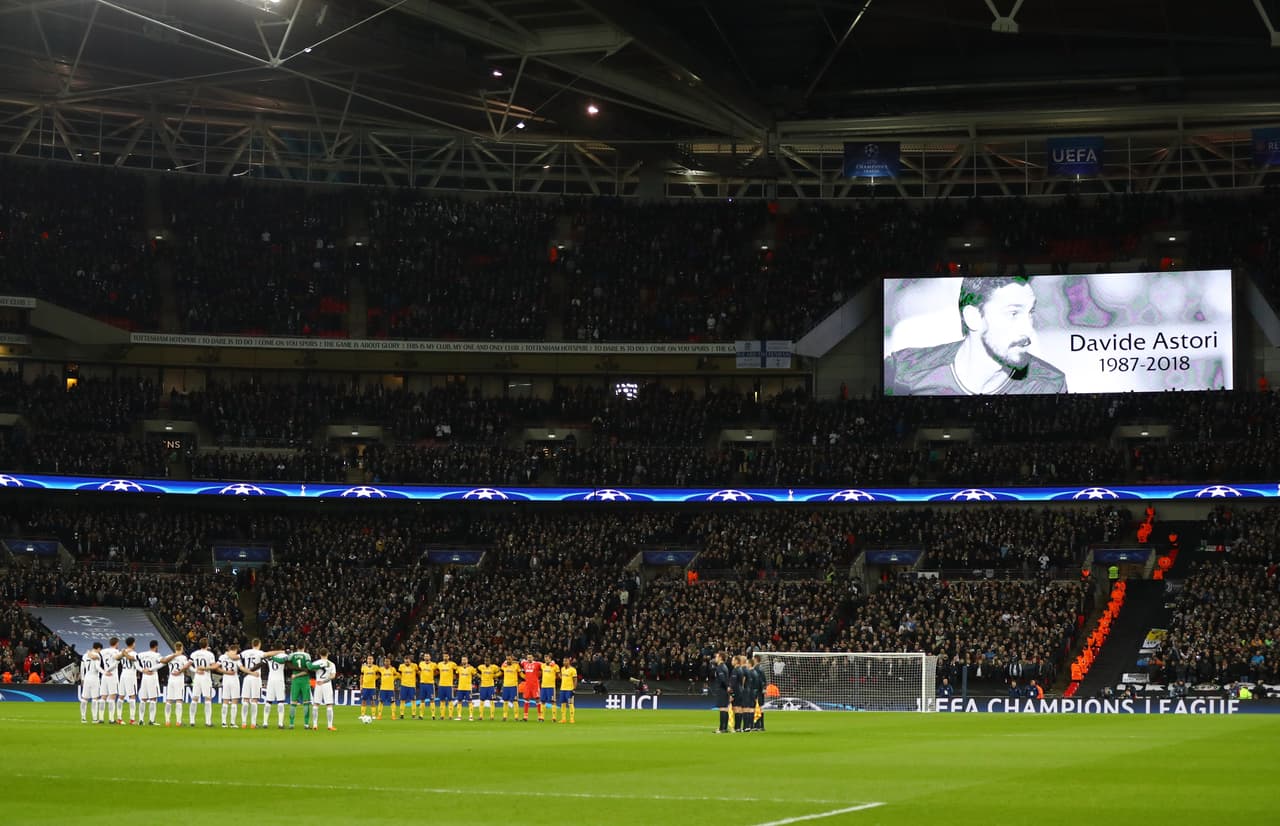 En la ceremonia inicial se rindió minuto de silencio en honor al fallecido italiano Davide Astori.