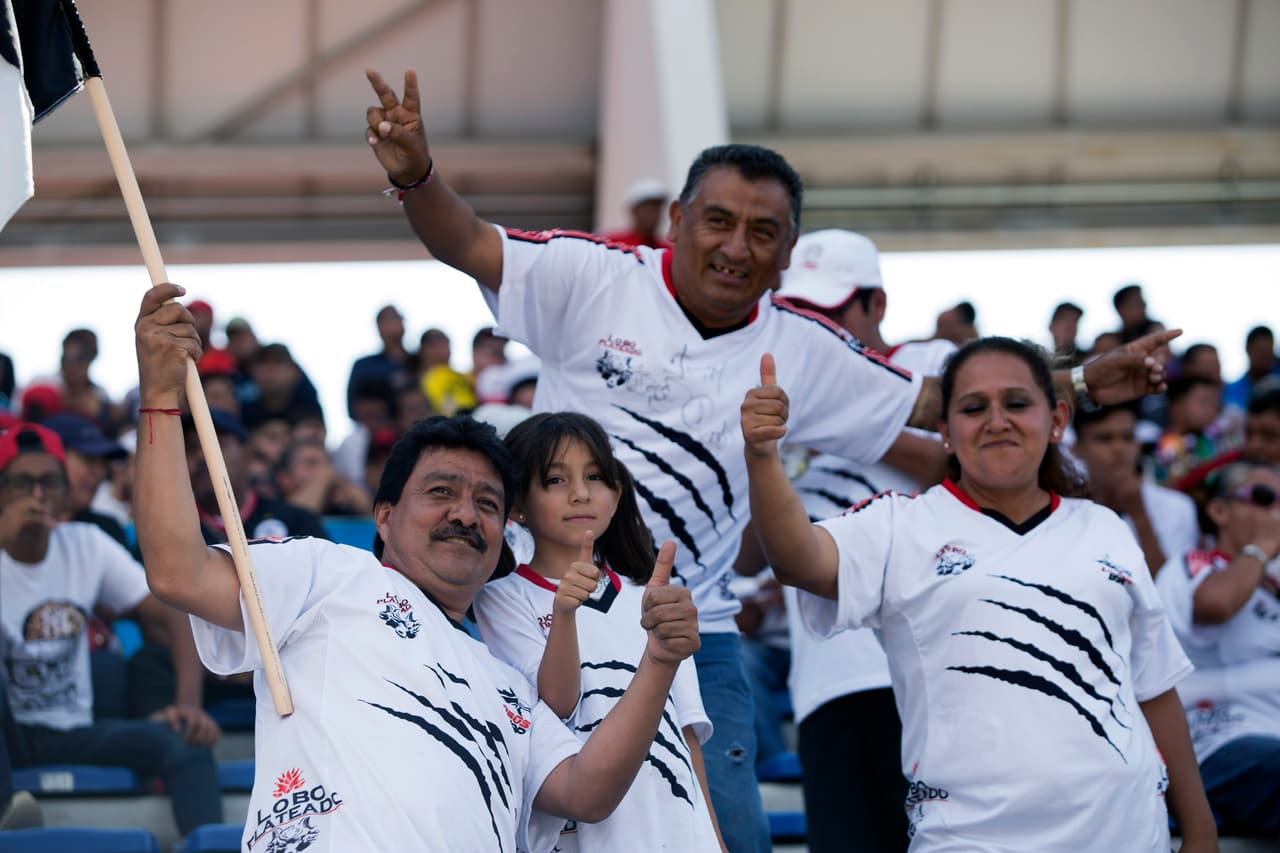 Gran colorido se vivió en los distintos estadios del país. Muchas familias y amigos acudieron con las playeras de sus equipos favoritos y disfrutaron de una jornada de muchos goles y emociones.
