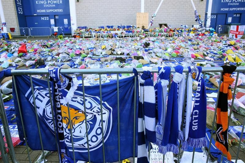 La esposa y el hijo de Vichai Srivaddhanaprabha, propietario del Leicester City, presentaron sus ofrendas junto miles de hinchas del club que se despidieron del hombre que falleció en un accidente de helicóptero de forma trágica.