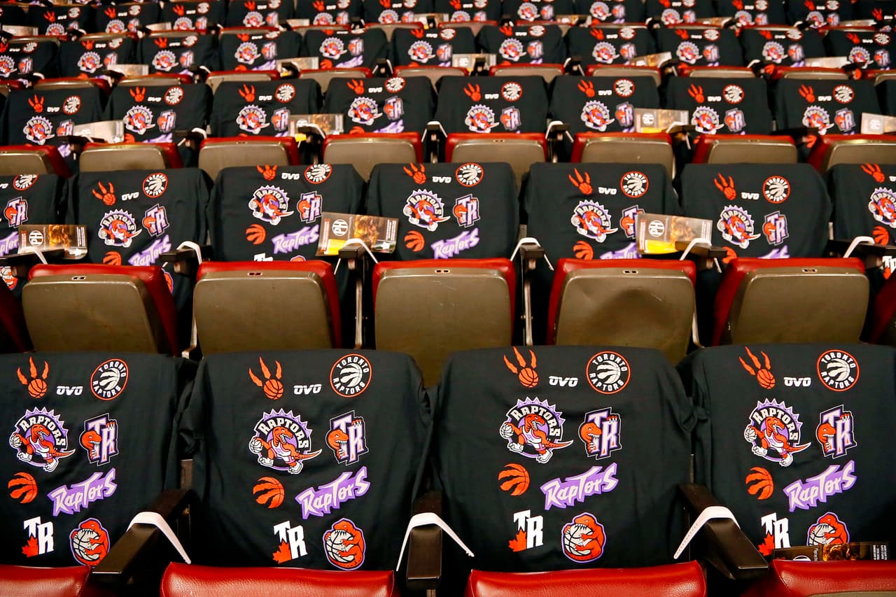 Un ambiente inmejorable el que se vivía en Toronto por el histórico arribo de sus Raptors a unas Finales de la NBA por vez primera. Dentro y fuera de Scotiabank Arena los aficionados se congregaron para estar presentes en el Juego 1 de las Finales y le aportaron mucho color a la previa del primer juego de la serie que tendrá su segunda cita el domingo próximo.