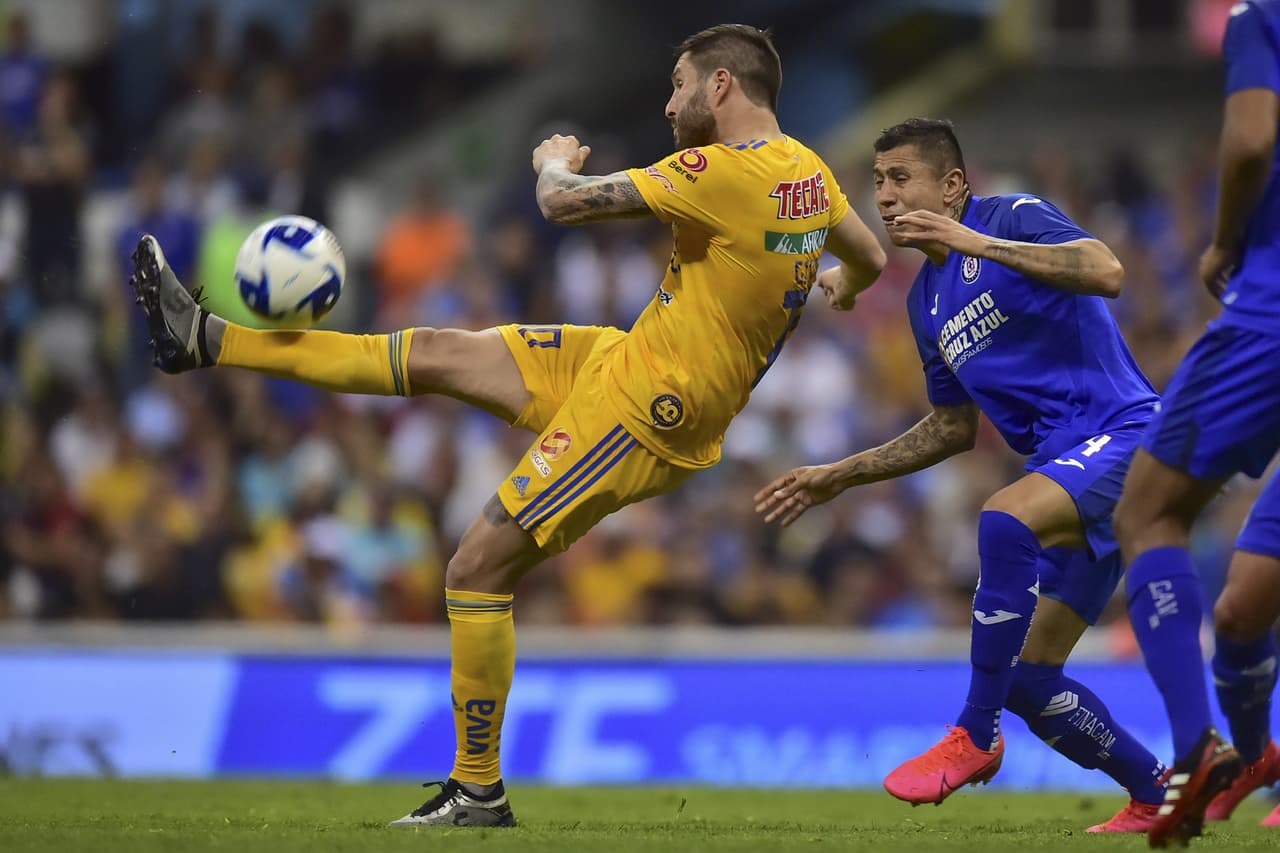 No tuvo oportunidades de gol, pero incluso de espalda al arco celeste intentó generar.
