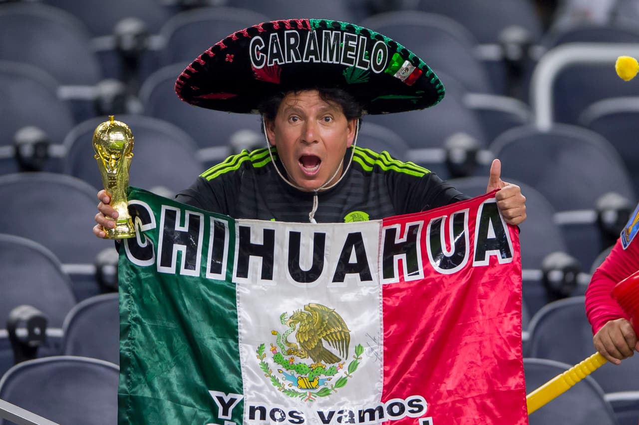 La afición mexicana, a pesar del mal clima en Dallas, se acercó al AT&T Stadium con su belleza y colorido para apoyar al Tri en el segundo partido de la Fecha FIFA, después de ganarle a Islandia en Santa Clara la semana pasada.