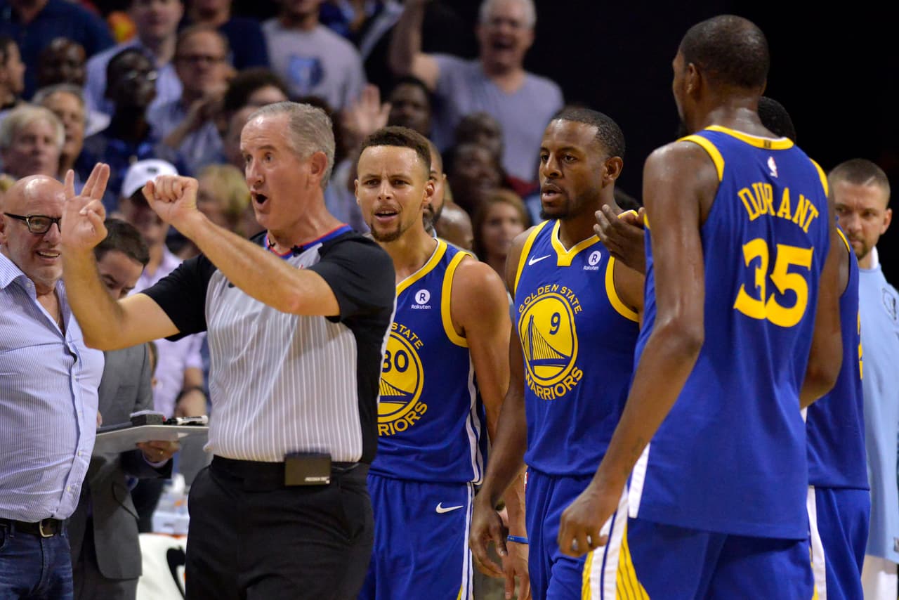 Curry fue multado con 50K e Iguodala con 15K.