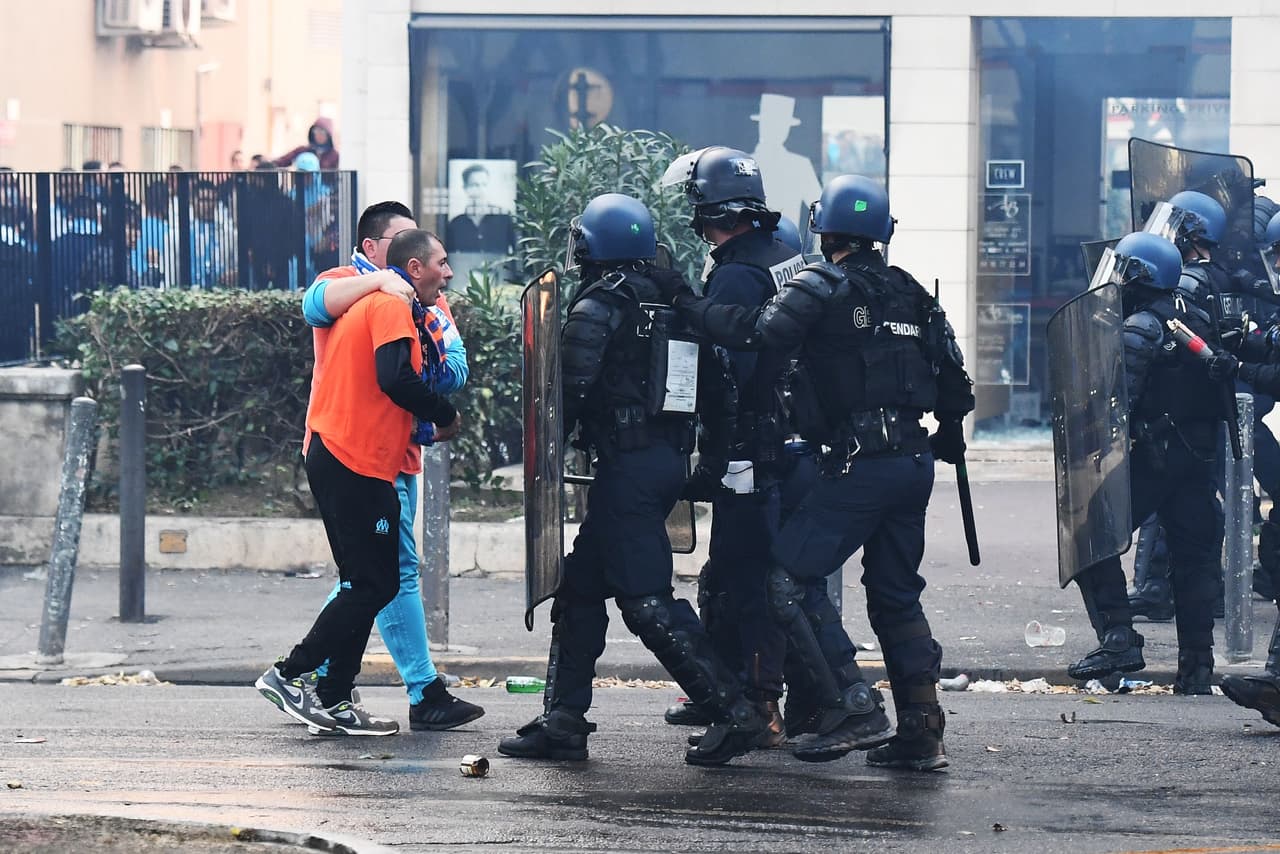 Lanzamiento de proyectiles, amenazas con bengalas y golpes entre aficionados, así se vivió la previa del duelo de la jornada en la Ligue 1.