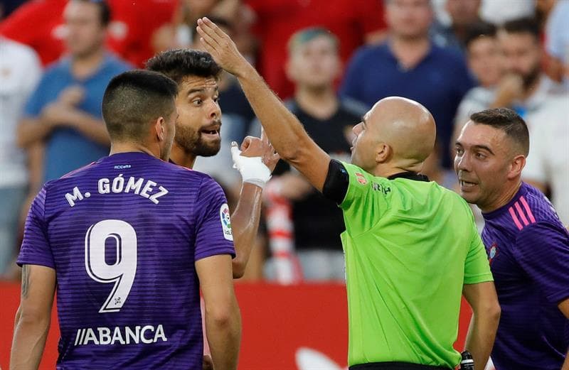 Néstor Araujo fue expulsado al minuto 14 del segundo tiempo en la derrota del Celta 2-1 en su visita al Sevilla en la Jornada 8 de la Liga de España.