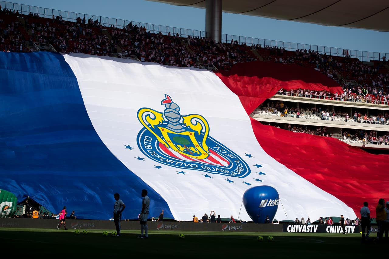 Aficionados de Chivas y Tigres disfrutaron de un gran espectáculo. Música, carne asada, sombreros, maquillajes, máscaras y banderas fueron la constante en el Estadio Chivas.