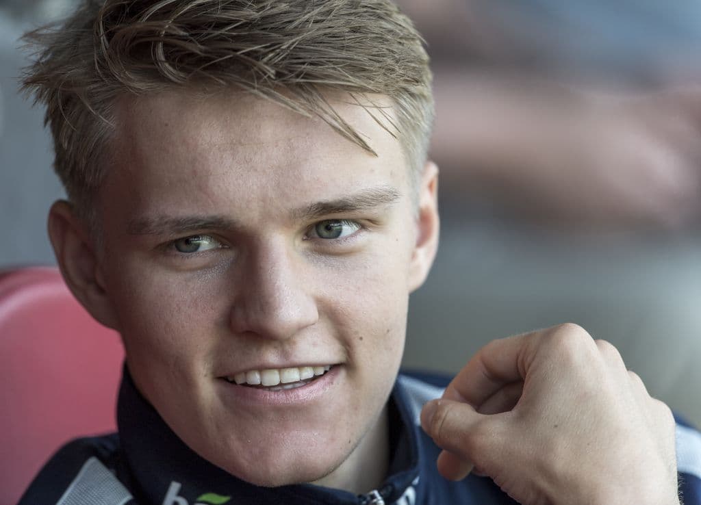 El mediocampista noruego de 19 años Martin Odegaard será cedido por el Real Madrid. Los clubes que han mostrado interés son del Championship de Inglaterra, entre ellos Aston Villa y Derby County.