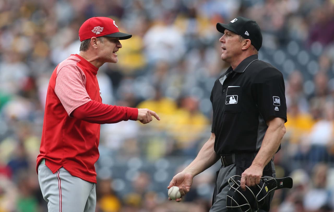 De inmediato salió de la cueva el manager de los Cincinnati Reds David Bell para reclamarle al umpire de home plate Jeff Kellogg que debió haber echado a Archer, y esto desencadenó un caos en el diamante.