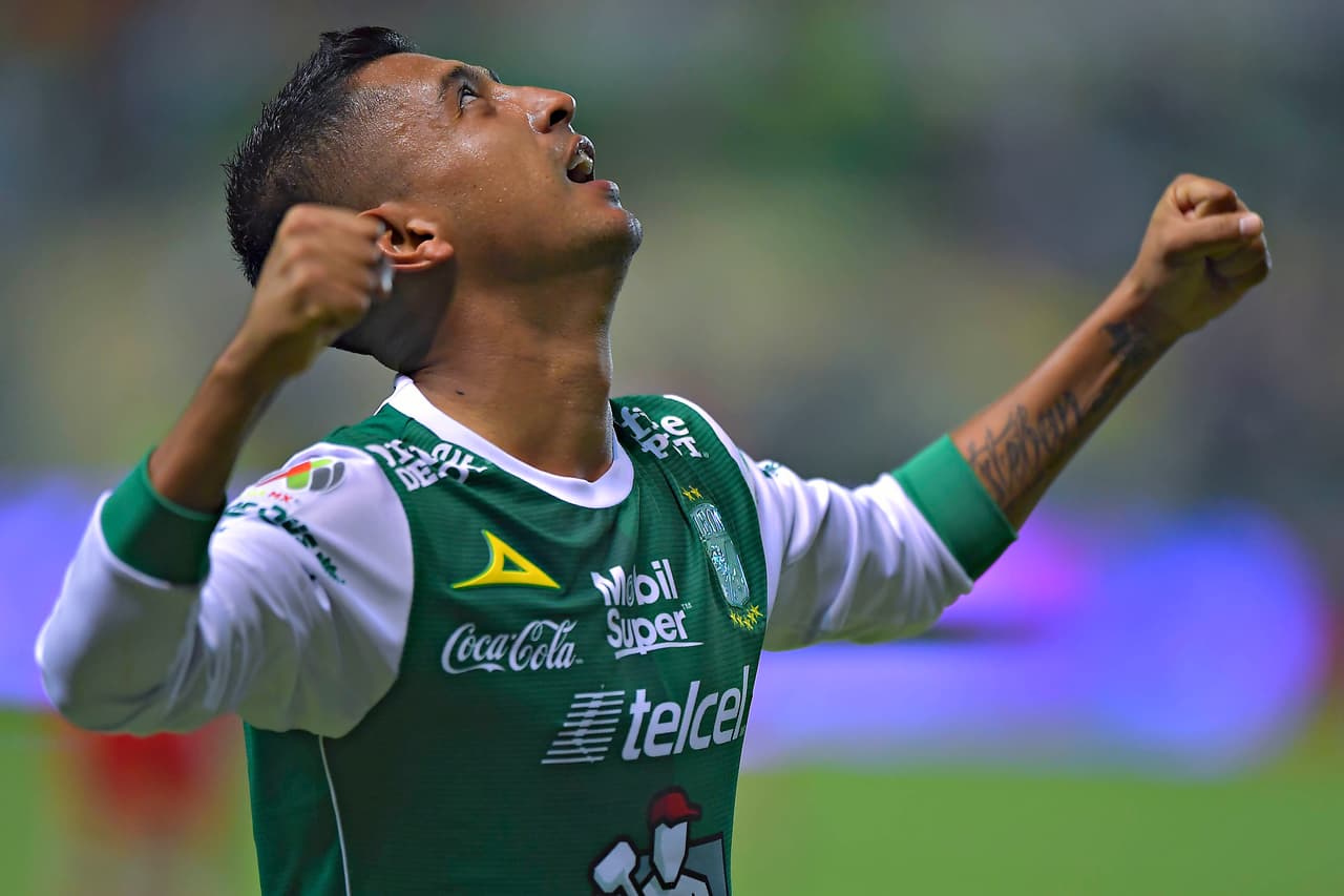 Al interior de las Águilas también estarían pensando en un mediocampista por izquierda y la rumorología del fútbol coloca en esa posición a Elías Hernández de tan buenas campañas con el León, otro que se interesa en él es Chivas. Aunque los Panzas Verdes salieron al paso diciendo que es uno de sus jugadores intransferibles.