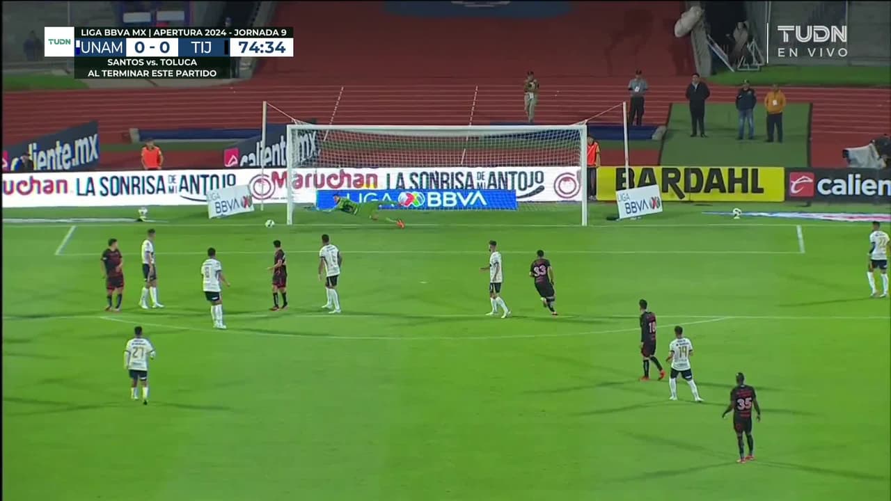 ¡Metal! Se salva Pumas del trallazo de larga distancia de Tona