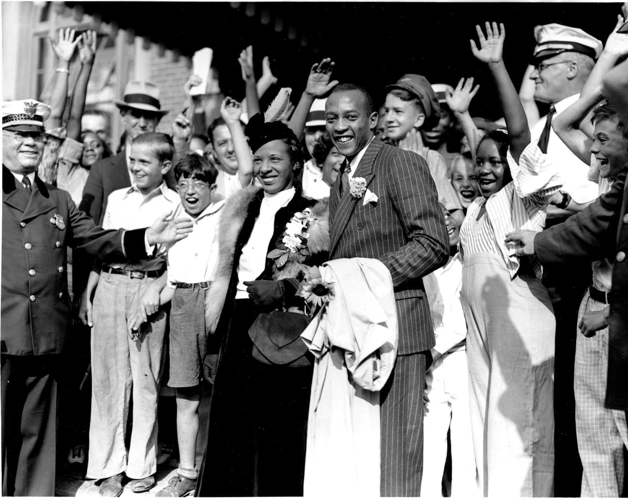 Contrario a las expectativas de Owens de recibir mejores patrocinios, las autoridades deportivas le quitaron su estatus de amateur, lo que llevó al fin de su carrera deportiva.