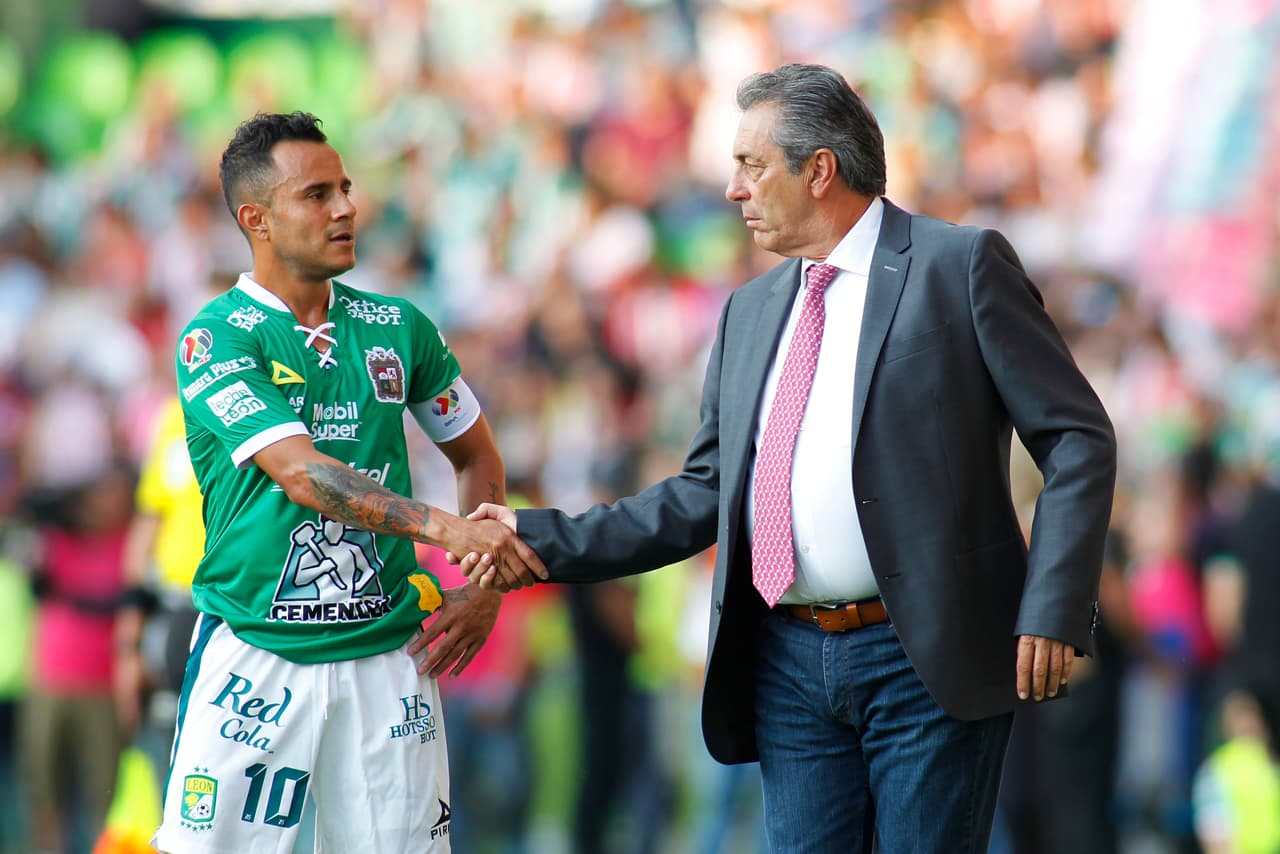 A pesar del triunfo de León, un saludo amistoso entre Luis Montes y Tomás Boy.